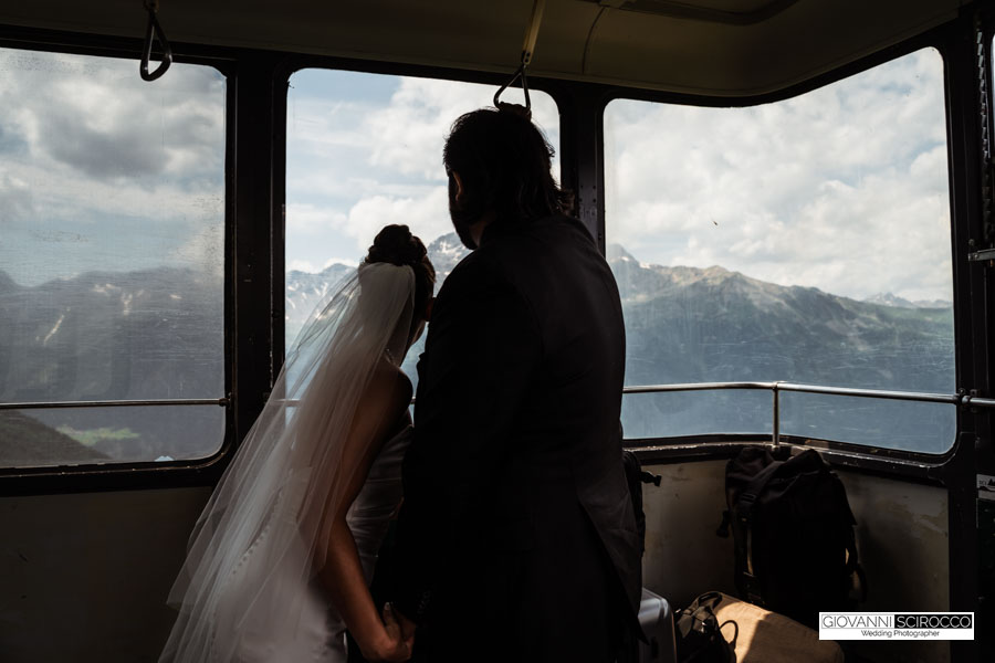 sposi sulla funivia rifugio levissima