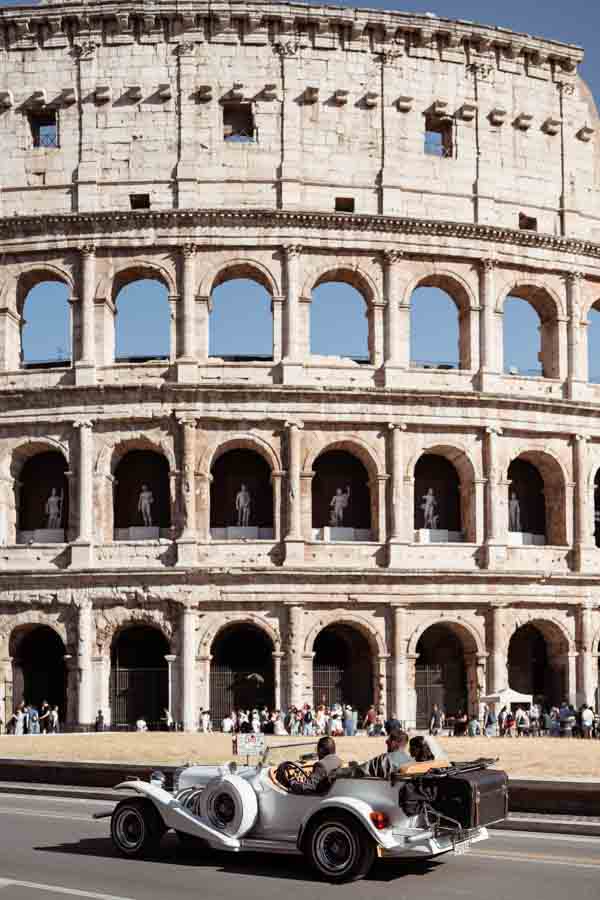 sposi al colosseo con auto exalibur