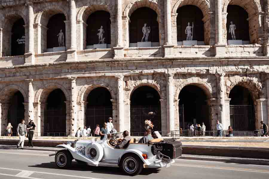 sposi al colosseo con auto exalibur